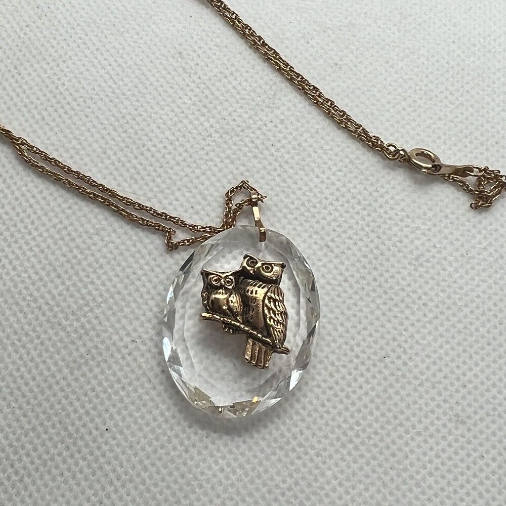Hallmark Cards Inc. Necklace Glass Pendant Raised Gold Tone Owls & Chain 21”